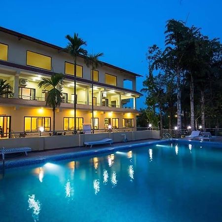 Hotel Rainforest Sauraha Exterior foto