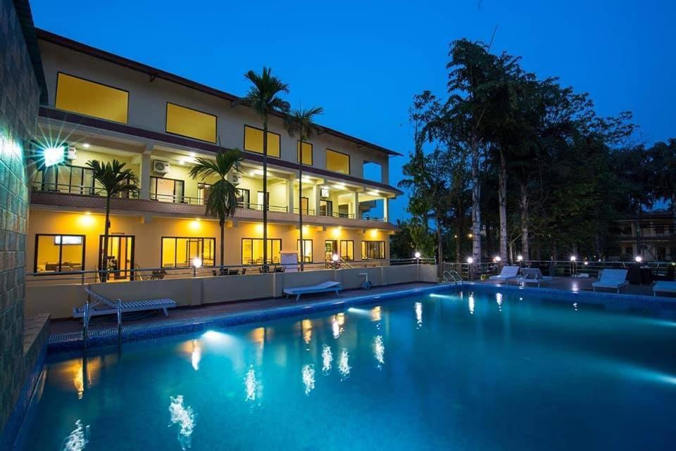 Hotel Rainforest Sauraha Exterior foto