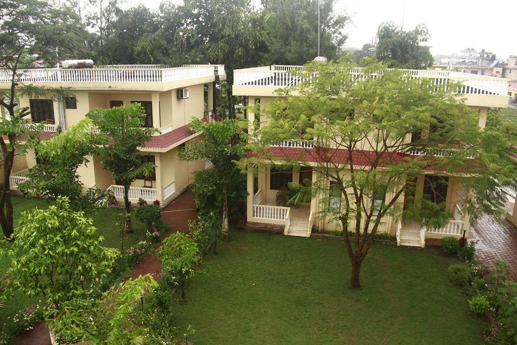 Hotel Rainforest Sauraha Exterior foto