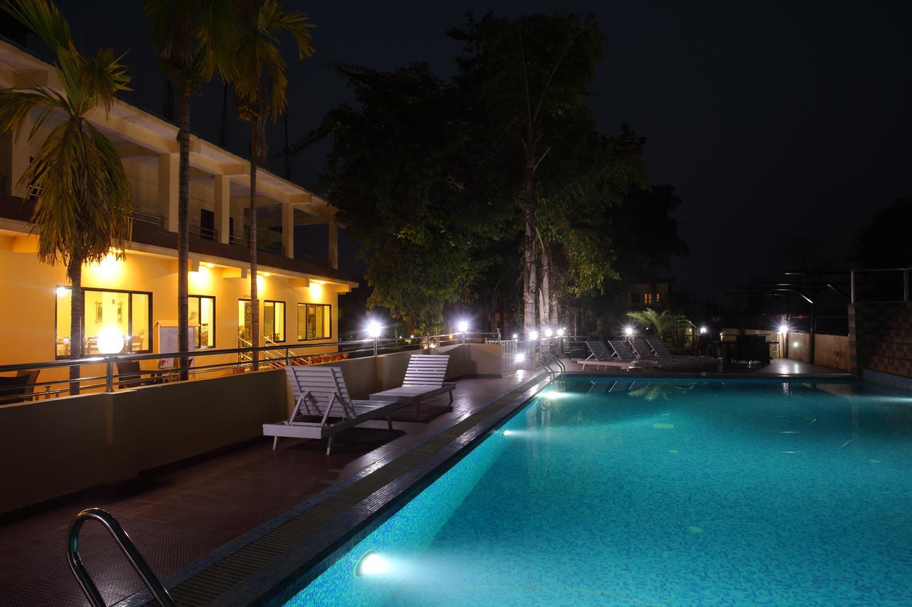 Hotel Rainforest Sauraha Exterior foto