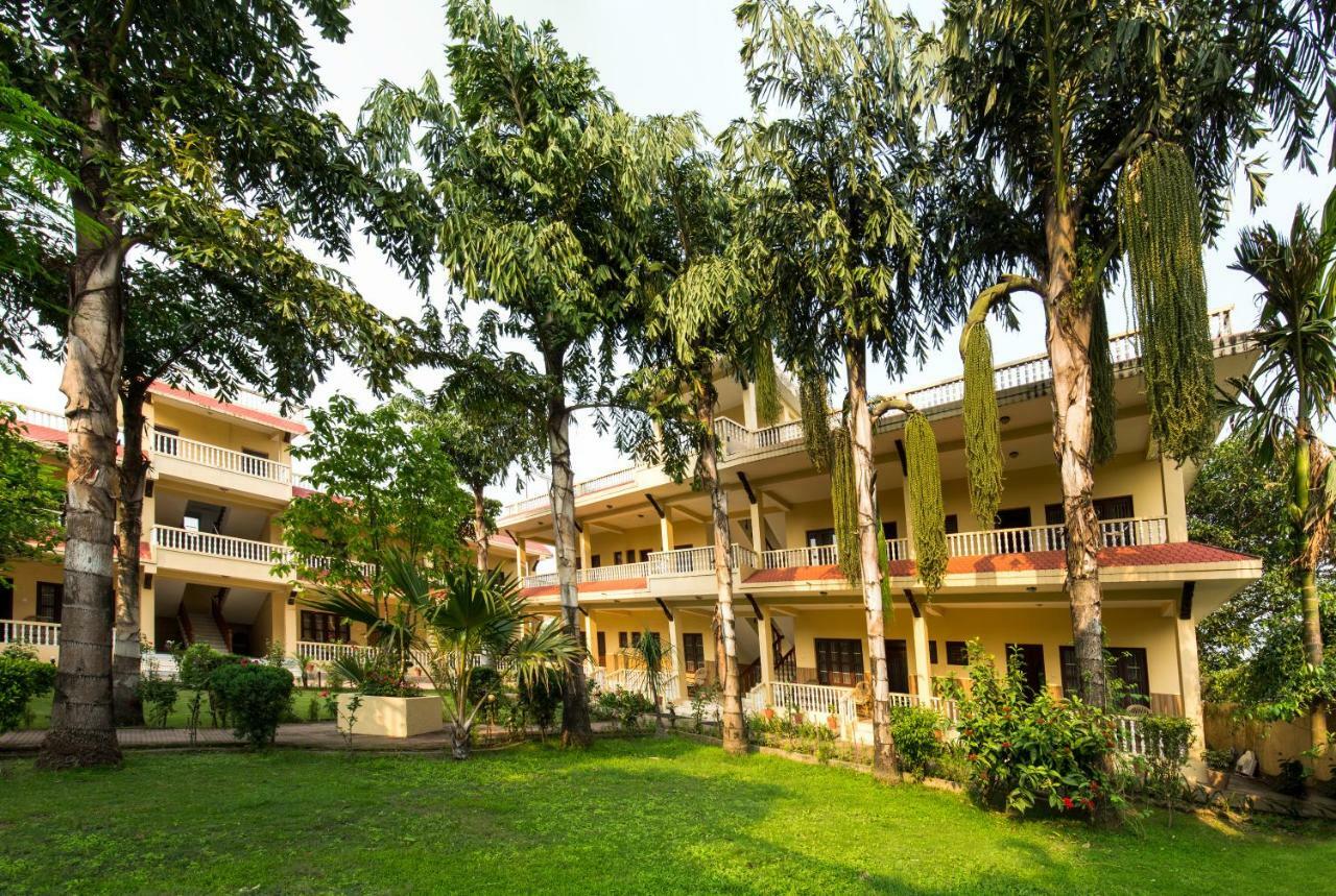 Hotel Rainforest Sauraha Exterior foto