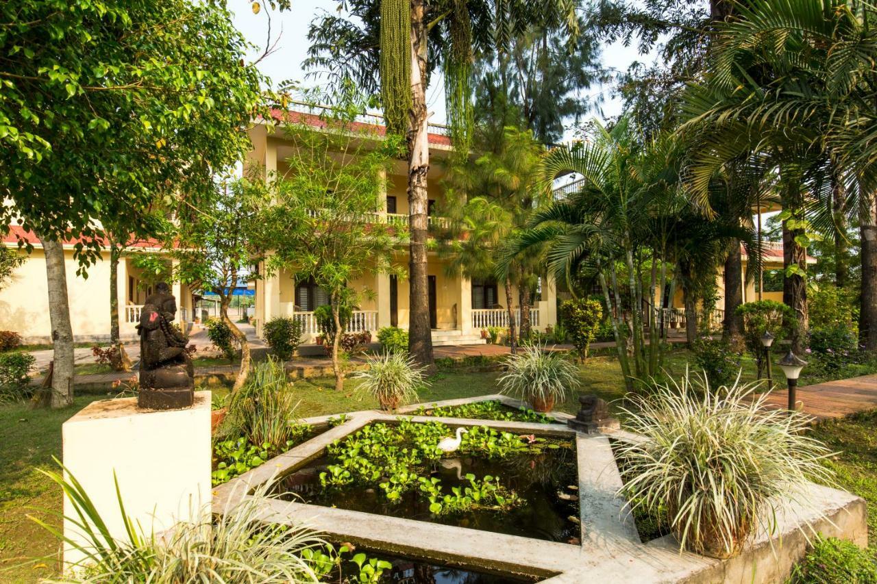 Hotel Rainforest Sauraha Exterior foto