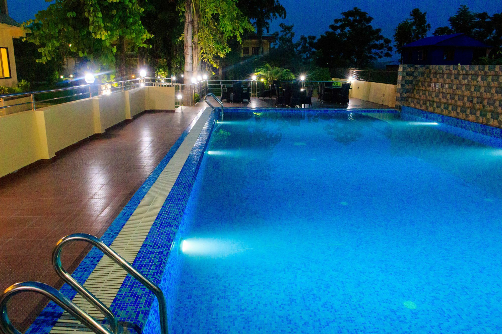 Hotel Rainforest Sauraha Exterior foto